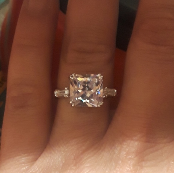 Jewelry - 5⭐ Rated Beautiful Princess Cut Engagement Ring